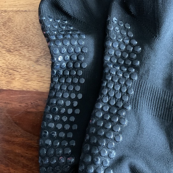 ALO Yoga Women's pulse Grip Socks black M/L retails $38 Pilates black - Picture 5 of 5